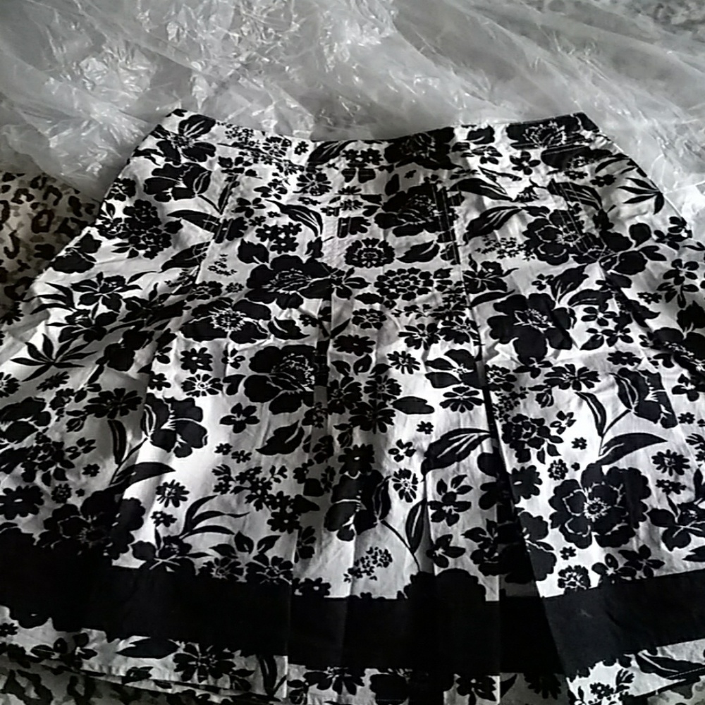 Black & White flowered skirt